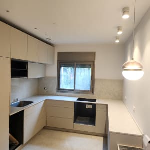 שיש במטבח עם כיור וכיריים מובנים