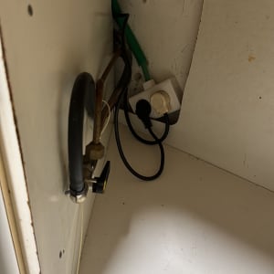 שקע חשמל עם תקע מתחת לכיור