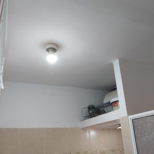 תקרה צבועה בלבן עם מנורה דולקת