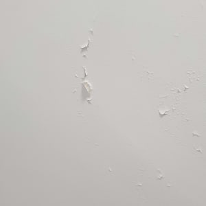 קילופי צבע על קיר לבן