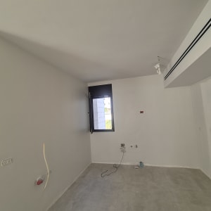 חדר ריק עם קירות צבועים ולוח חשמל