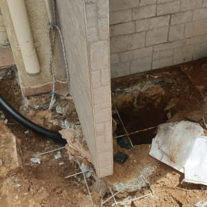 כלים וחלקי צנרת באתר עבודה של אינסטלטור