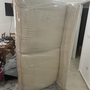 ספה עטופה בניילון מוכנה להובלה