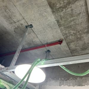 צינור כיבוי אש אדום מותקן בתקרה