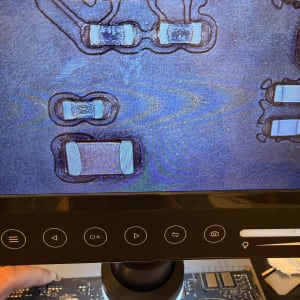 מעגל מודפס תחת מיקרוסקופ עם מסך תצוגה