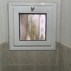 חלון אלומיניום עם זכוכית מט במקלחת