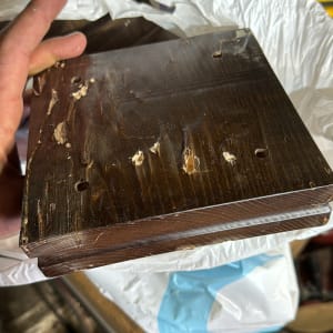 לוח עץ עם חורים ונזקי חרקים