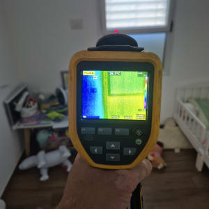 מד חום תרמי בחדר ילדים עם חלון