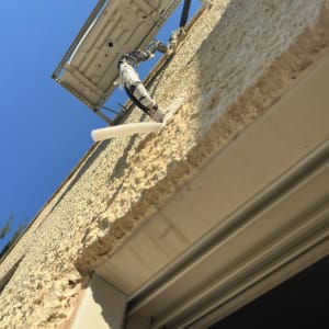 יחידת מזגן מותקנת על קיר חיצוני עם צינורות חיבור