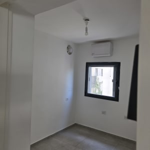 חדר ריק עם קירות לבנים ומזגן