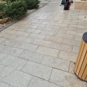 ניקוי ריצוף חוץ באמצעות מכונת שטיפה בלחץ מים