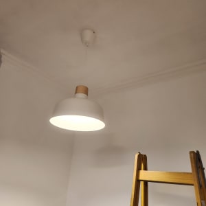 מנורה תלויה ותקרה עם סולם עץ