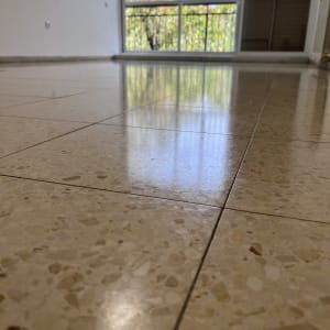 רצפה נקייה ומבריקה עם השתקפות אור