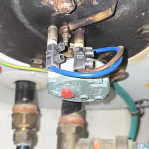 חיבורים חשמליים עם חוטים כחולים וחומים