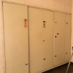 ארונות חשמל עם שלטים על דלתות