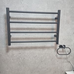 מתקן מגבות מותקן על קיר בחדר אמבטיה