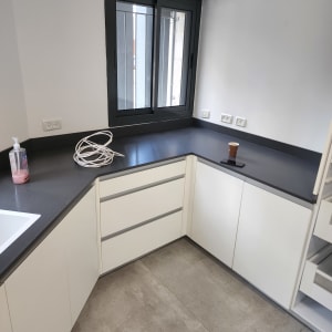 בקבוק סבון ידיים על השיש במטבח