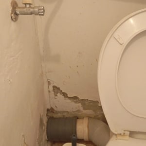 אסלה, מברשת ניקוי, קיר מתקלף, צינור מים