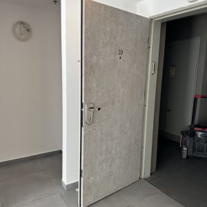 דלת פתוחה עם ציפוי אפור במסדרון