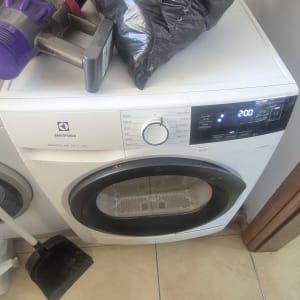 מכונת כביסה עם שואב אבק ושקית שחורה