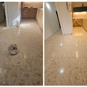 רצפה נקייה ומבריקה במטבח לאחר ניקיון