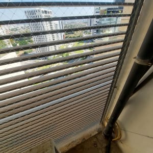 רשת למניעת כניסת יונים על חלון מרפסת