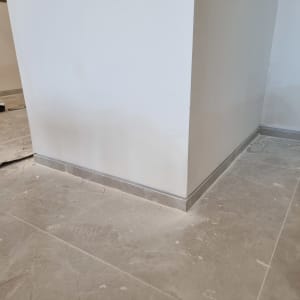 פינת קיר עם ריצוף חדש ופסי חיפוי