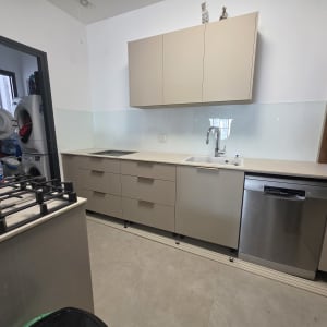 מטבח מודרני עם ארונות וכיור