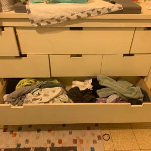 מגירות פתוחות עם בגדים מסודרים בחדר