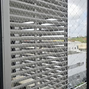 רשת הגנה על מבנה למניעת כניסת יונים