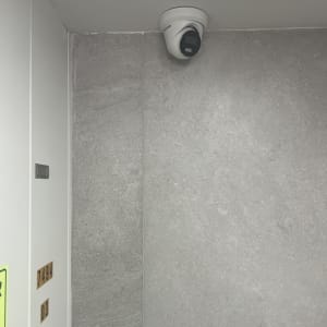 מצלמת אבטחה מותקנת על קיר אפור