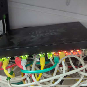 מתג רשת סיסקו עם כבלים מחוברים ונורות פעילות