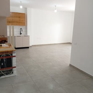 רצפה נקייה במטבח עם ארונות וכיור