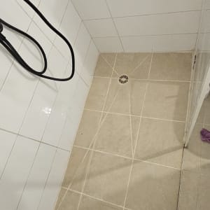 רצפת מקלחת עם אריחים וניקוז