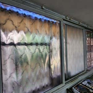 חלונות זכוכית עם דוגמה מטושטשת ומסגרת מתכתית