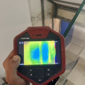 מד חום תרמי מציג תוצאות על מסך