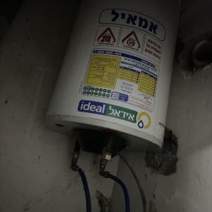 דוד שמש עם צינורות כחולים ותוויות אזהרה