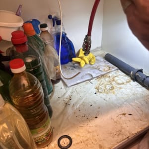 פתיחת סתימה מתחת לכיור בבית באמצעות קפיץ אינסטלציה