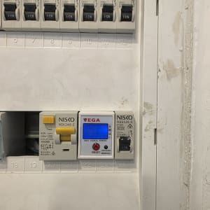 לוח חשמל עם מפסקים ומונה דיגיטלי