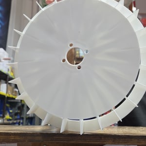 מאוורר פלסטיק לבן עם להבים, על רקע סדנה