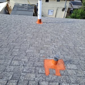 גג עם ארובה וצינור אוורור