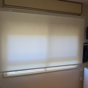 תריס גלילה לבן מותקן על חלון