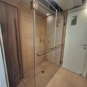 מקלחון זכוכית עם דלתות ומוטות מתכת