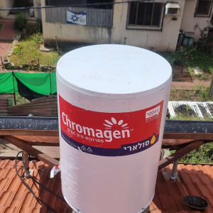 דוד שמש על גג רעפים עם לוגו כרומגן