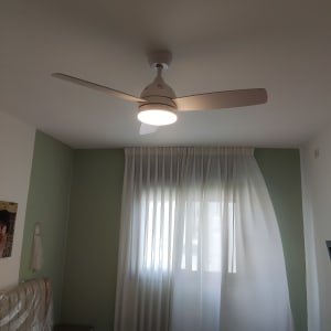 מאוורר תקרה עם תאורה דולקת בחדר שינה