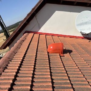 גג רעפים עם אנטנה ולוויין