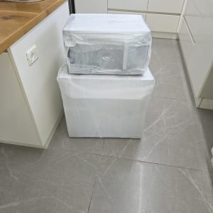 מכשירים עטופים בניילון במטבח מודרני