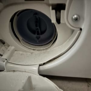 חלק פנימי של מכשיר חשמלי עם ברגים