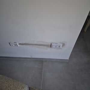 שקע חשמלי על קיר עם תיקון טיח