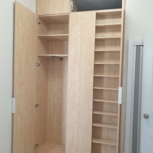 ארון עץ עם דלתות פתוחות ומדפים פנימיים